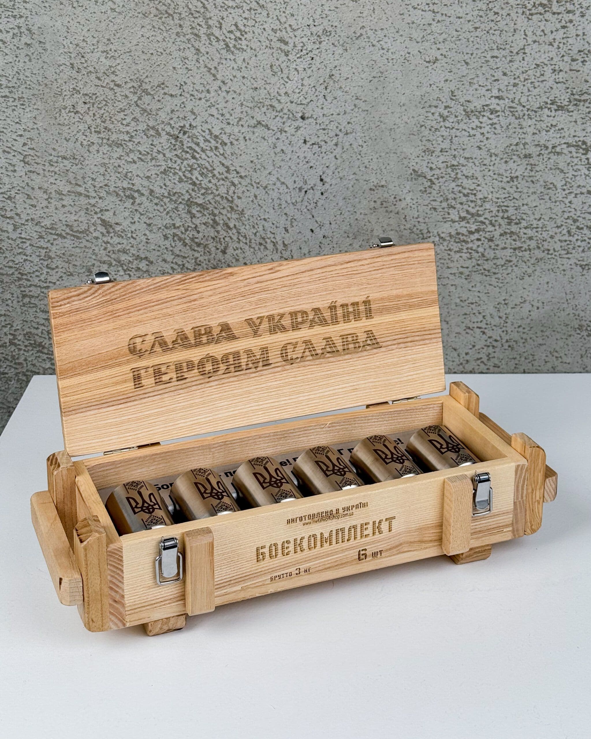 Дерев’яні ящики «БОЄКОМПЛЕКТ» можемо оформлювати у різних варіантах та персоналізувати під конкретну людину, підрозділ або подію.