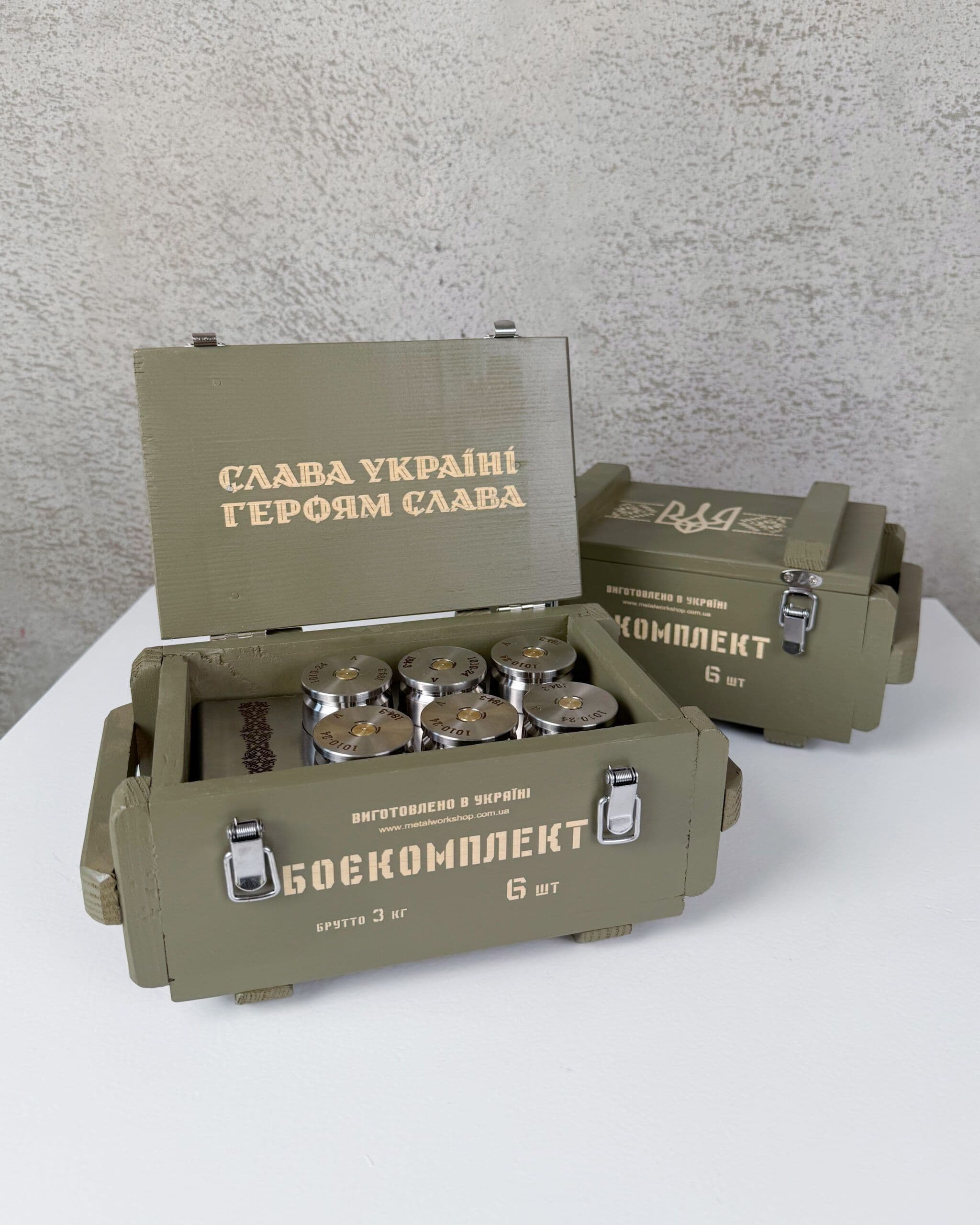 БОЄКОМПЛЕКТ Mini — компактна версія на 6 чарок-гільз із харчової нержавіючої сталі в дерев’яному ящику.